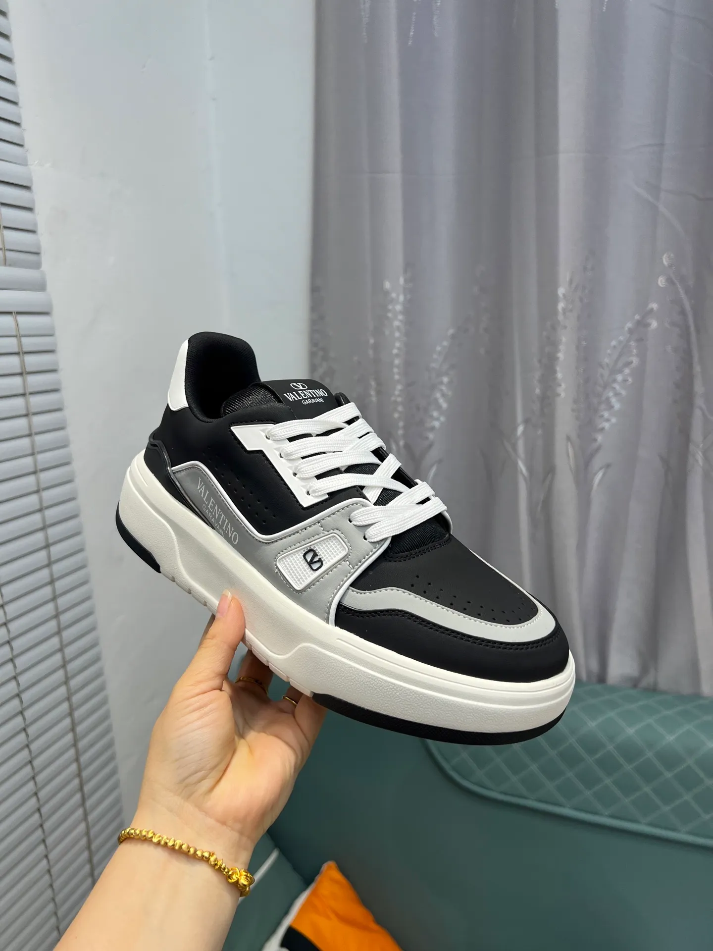 Men's men's shoes 💰660 𝑽𝒂𝒍𝒆𝒏𝒕𝒊𝒏𝒐 Valentino 𝑶𝒏𝒆𝑺𝒕𝒖𝒅 Couple's sneaker series Valentino 2025 latest couple's sneakers, celebrity style, hot sale. The original ZP was purchased and dismantled. Repeated pattern making and modification. I strive to restore the original version 1:1! Top luxury masterpiece, soft and comfortable, combining fashion and leisure, bringing excellent elegant texture and excellent on-foot comfort. Top purchase version upper: imported calfskin surface/original oil edge craftsmanship. Inner: water-dyed cowhide lining. Outsole: original development 𝐓𝐏𝐔 two-color combination outsole. Packaging: original configuration complete package. Code number: 35-44 yards. 34.45 can be customized. Can be customized (self-labeled-no label) order.